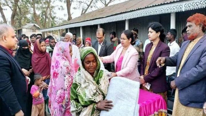 ৮০ বছরের বয়সী বানুর গায়ে কম্বল জড়িয়ে দেন