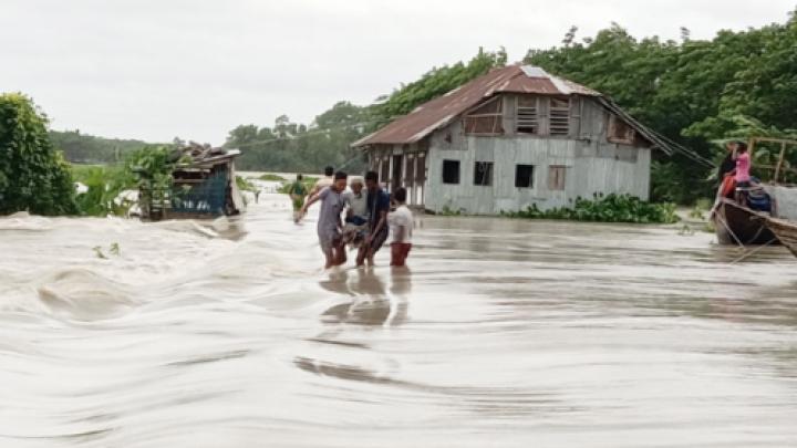 রেমালের তাণ্ডবে ঘরবাড়ি